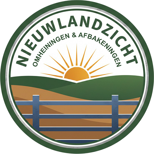 Logo Nieuwlandzicht met zon achter groene heuvels en houten omheining, specialist in omheiningen en afbakeningen