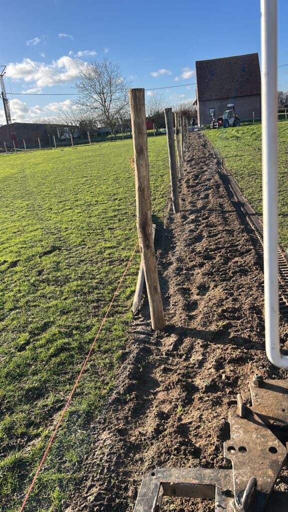 landbouwterrein met houten palen en draadspanning voor dierenomheining bij Nieuwlandzicht