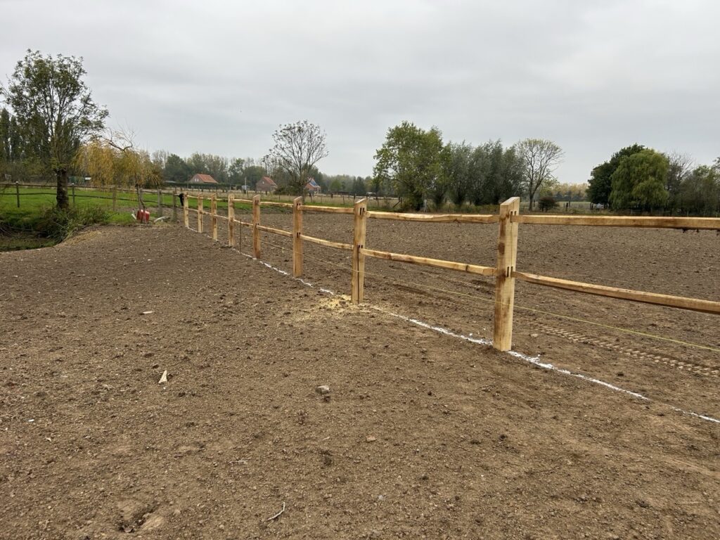 houten afrastering voor paardenweide met drie planken op landbouwgrond