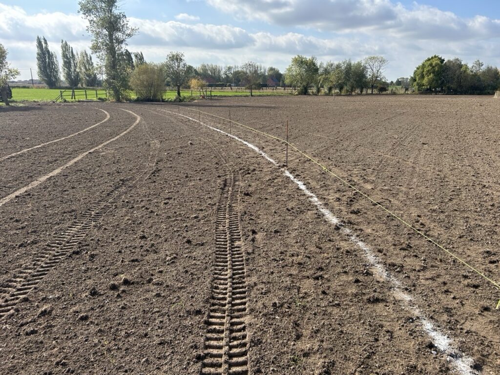 Gebied afgebakend met afspanningslijn op landbouwgrond voor dierenomheining Nieuwlandzicht